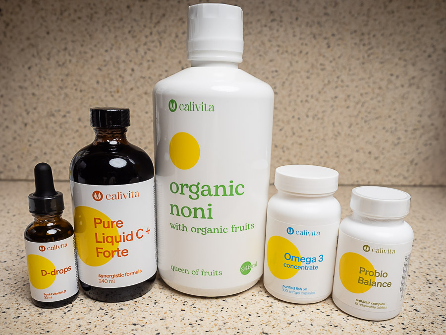 Calivita D-drops, Pure Liquid C+ Forte, Organic Noni, Omega 3 concentrate és Probio Balance étrend-kiegészítők együttesen, immunerősítésre és bőrtámogatásra gyerekek számára.