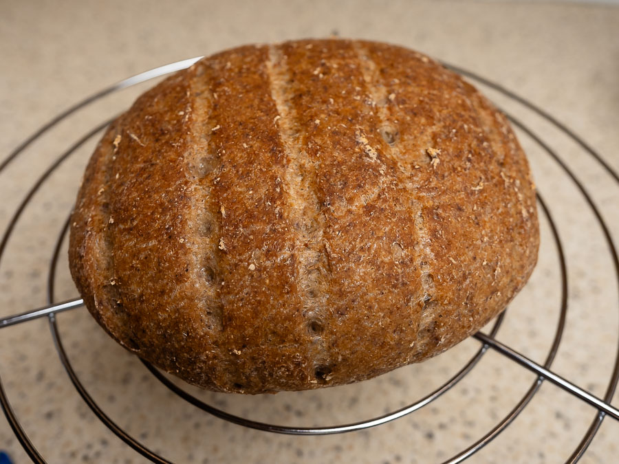 Ropogós héjú, frissen sült gluténmentes házi kenyér rácson hűtve – természetes, rostban gazdag alapanyagokból, ekcéma-barát recept alapján.