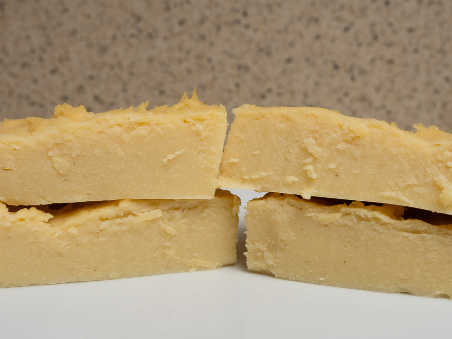 Négy darabra vágott csicseriborsó tofu közelről, jól látható krémes, tömör textúrával.
