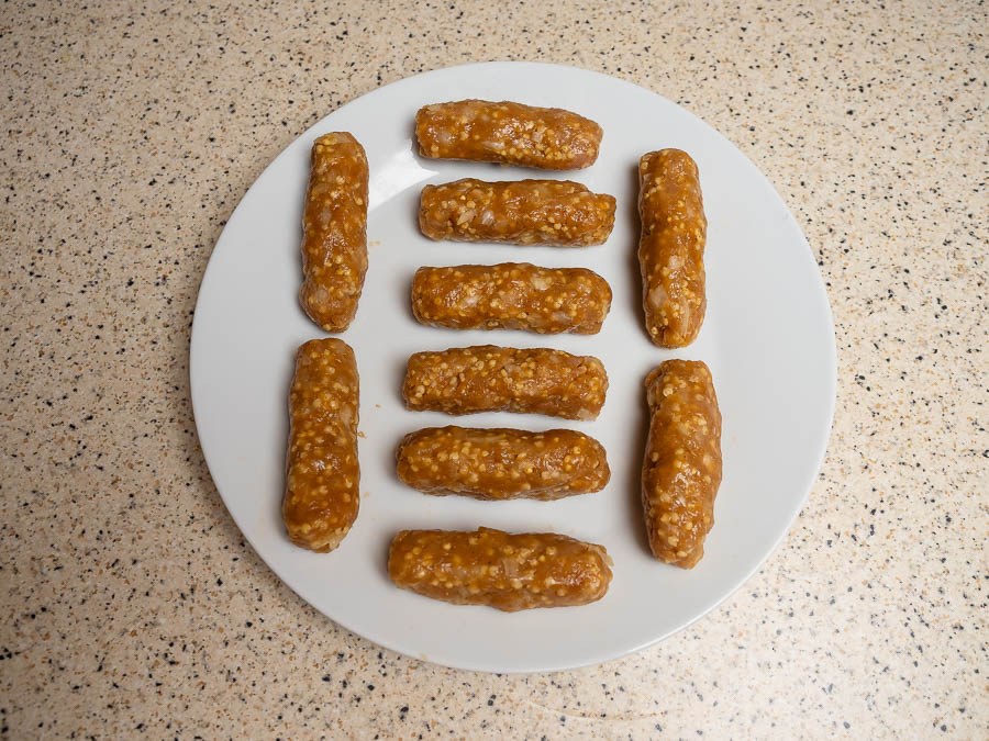 Formázott pulyka cevapcici rudak tányéron, sütésre készen