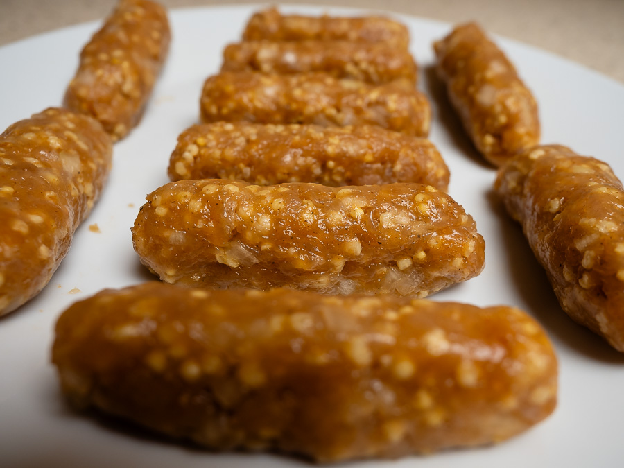 Közelről fotózott nyers pulyka cevapcici rudak kölessel
