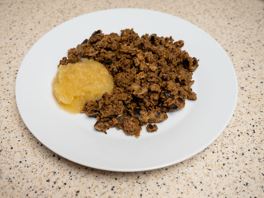 Tálalt vegán császármorzsa natúr almaszósszal felülnézetből