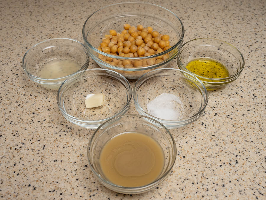 Előkészített csicseriborsó, tahini, olívaolaj, citromlé, fokhagyma és só házi hummuszhoz