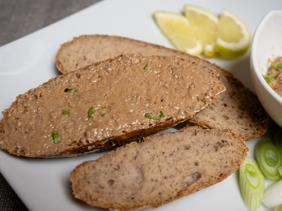 Vegán kenőmájas friss gluténmentes kenyérre kenve, közelről