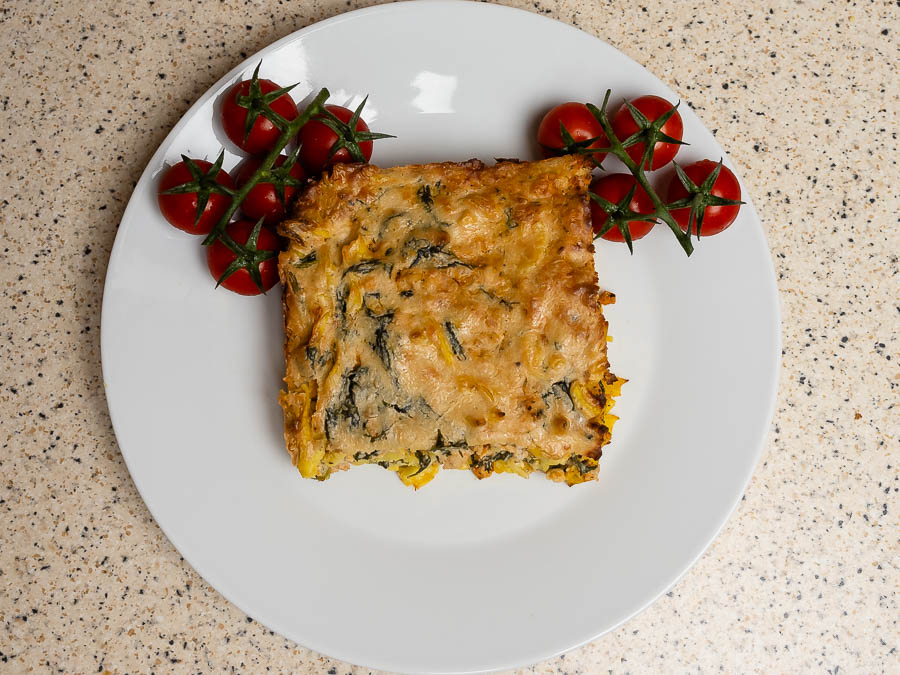 Gluténmentes pastitsio szelet paradicsommal fehér tányéron