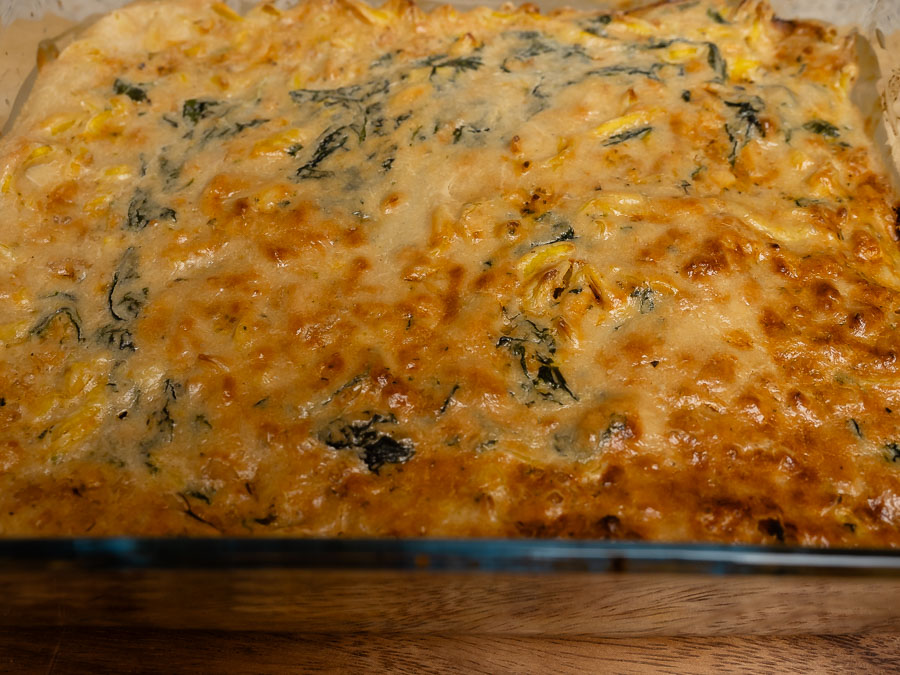 Sütőből frissen kivett gluténmentes pastitsio sajtszószos teteje