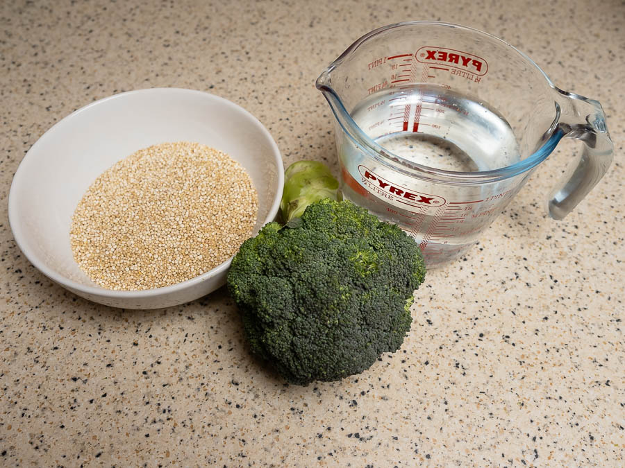 Quinoa, brokkoli és víz a brokkolis quinoa körethez előkészítve