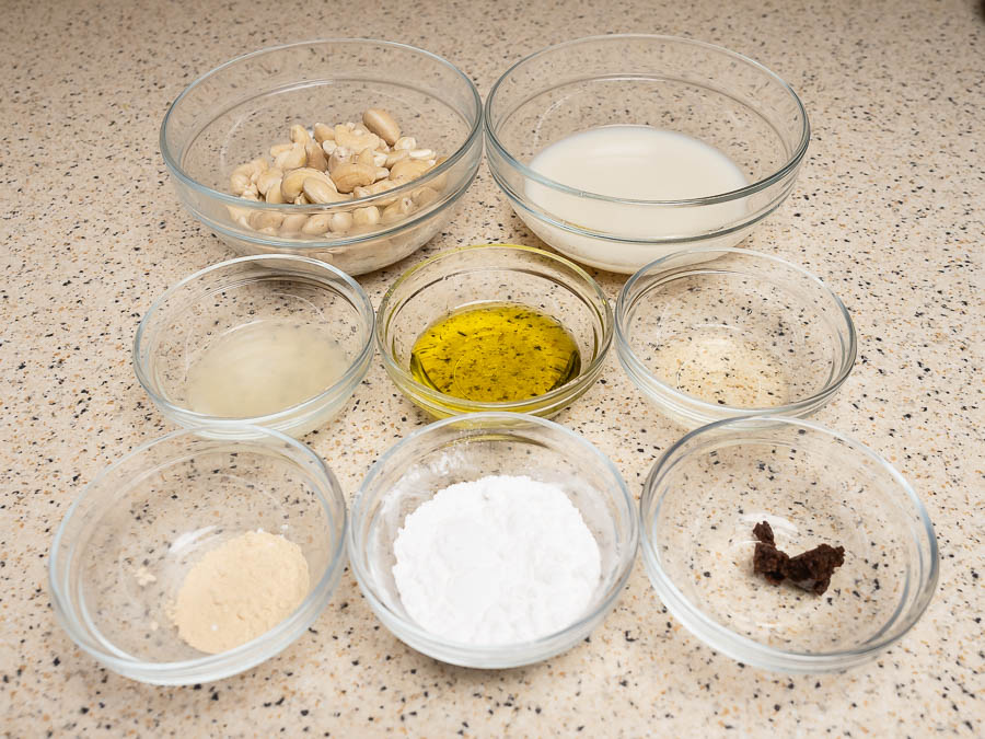 Kesudió, növényi tej és fűszerek előkészítve vegán mozzarella készítéséhez