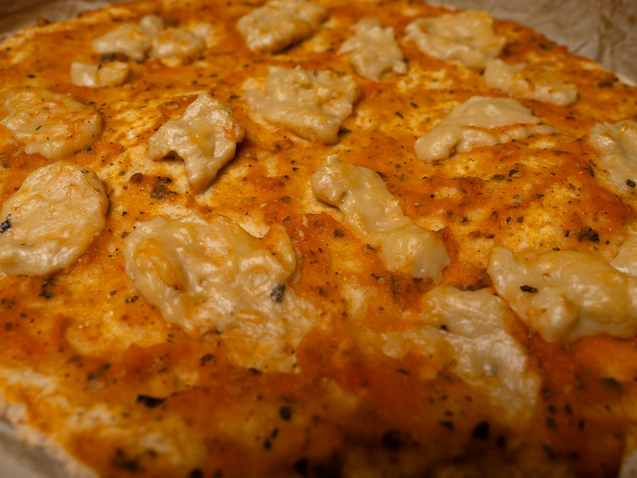 Gluténmentes Margherita pizza paradicsomszósszal és vegán mozzarella pöttyökkel