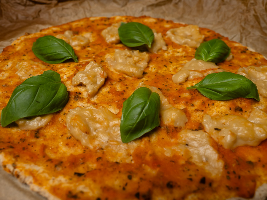 Gluténmentes Margherita pizza friss bazsalikommal és vegán mozzarella pöttyökkel
