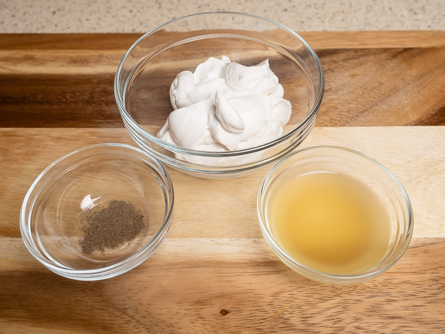 Növényi tejföl, aquafaba és őrölt bors a rakott tészta krémes alapjához