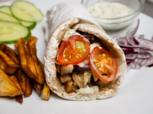 Gyros gluténmentes pitában, sült pulykával és friss zöldségekkel
