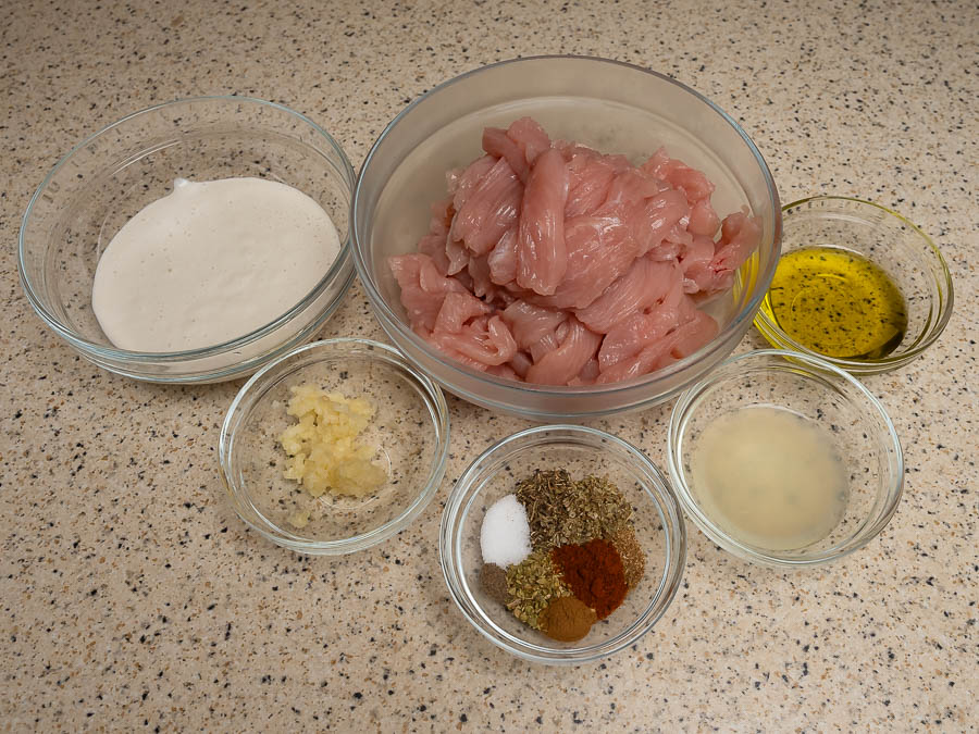 Pulykamell, kesujoghurt és fűszerek előkészítve a gyros páchoz