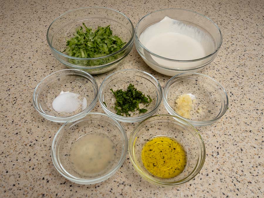 Kesujoghurtos tzatziki hozzávalói: uborka, fokhagyma, fűszerek és olaj