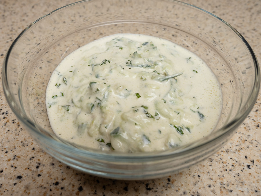 Házi kesujoghurtos tzatziki uborkával és friss zöldfűszerekkel