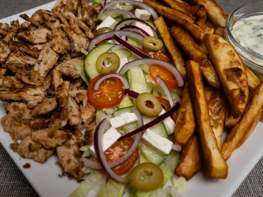 Gyros tál sült pulykával, görög salátával és édesburgonyával