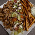 Gyros tál madártávlatból: sült pulyka, saláta, édesburgonya, tzatziki