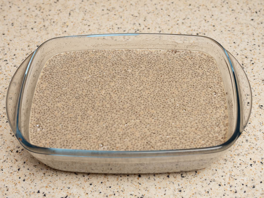 Megdermedt chia puding házi kesutejjel üvegtálban, hűtés után