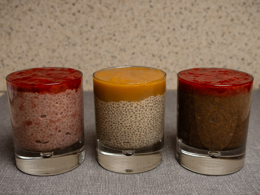 Chia puding eperrel, karob-eperrel és organikus almaszósszal rétegezve poharakban