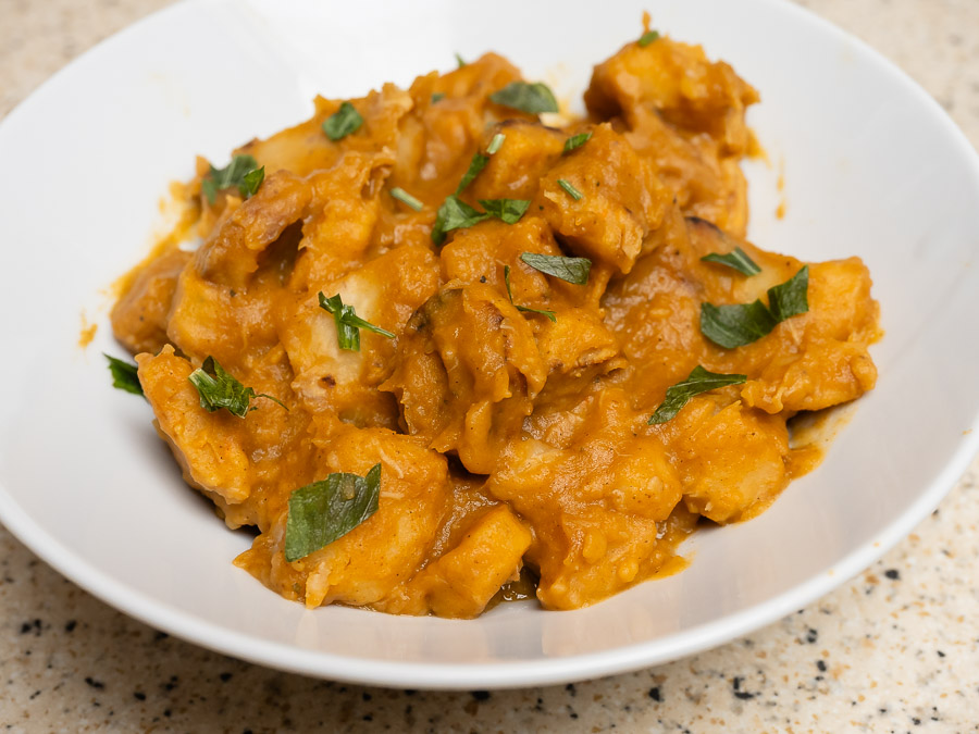 Vegán hamis paprikás krumpli tarógyökérrel és füstölt házi kolbásszal, friss petrezselyemmel tálalva, gluténmentes recept