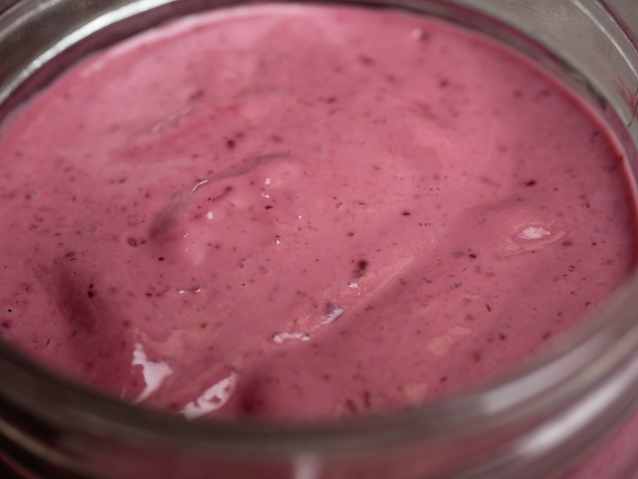 Sűrű, krémes vegán görög joghurt házi készítésű bogyós gyümölcs mixből és kesudióból, kanálnak ellenálló textúrával