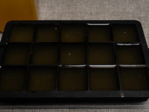 házi aquafaba jégkockatartóban vegán tojáshelyettesítő