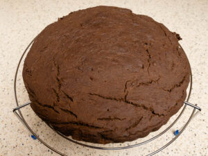 Gluténmentes csokis piskóta egészben rácson hűlve