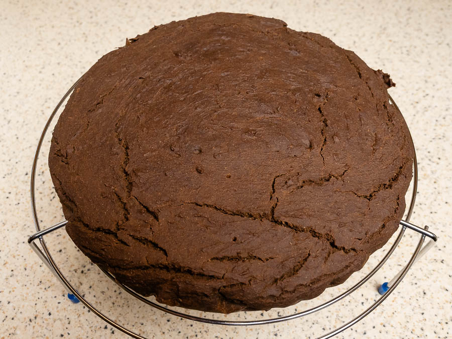 Gluténmentes csokis piskóta egészben rácson hűlve