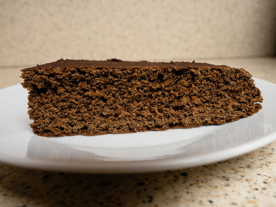 Egy szelet gluténmentes csokis piskóta fehér tányéron