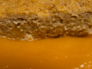 Almás vegán kölesfelfújt szelet almapürével oldalnézetben