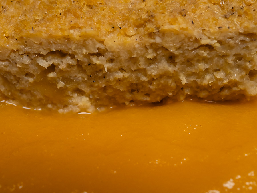 Almás vegán kölesfelfújt szelet almapürével oldalnézetben