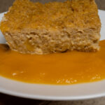 Almás vegán kölesfelfújt szelet fehér tányéron almapürével