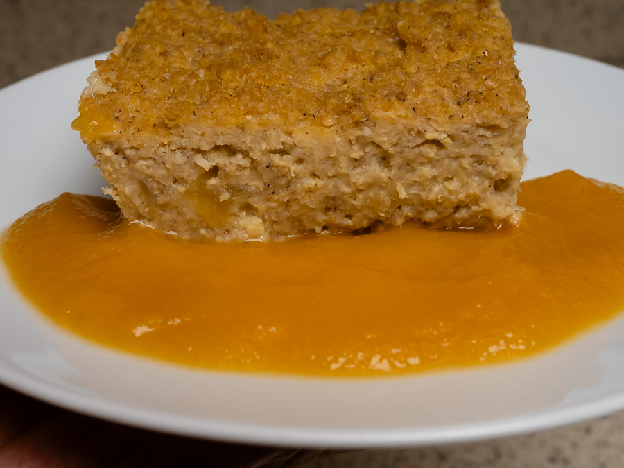 Almás vegán kölesfelfújt szelet fehér tányéron almapürével