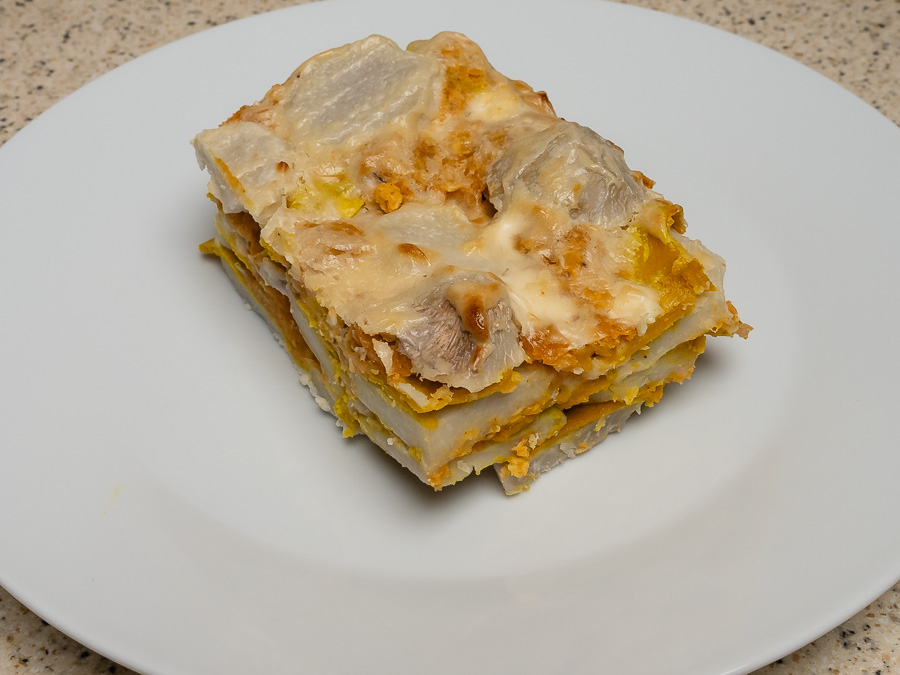 Egy adag vegán hamis rakott krumpli tányéron tálalva