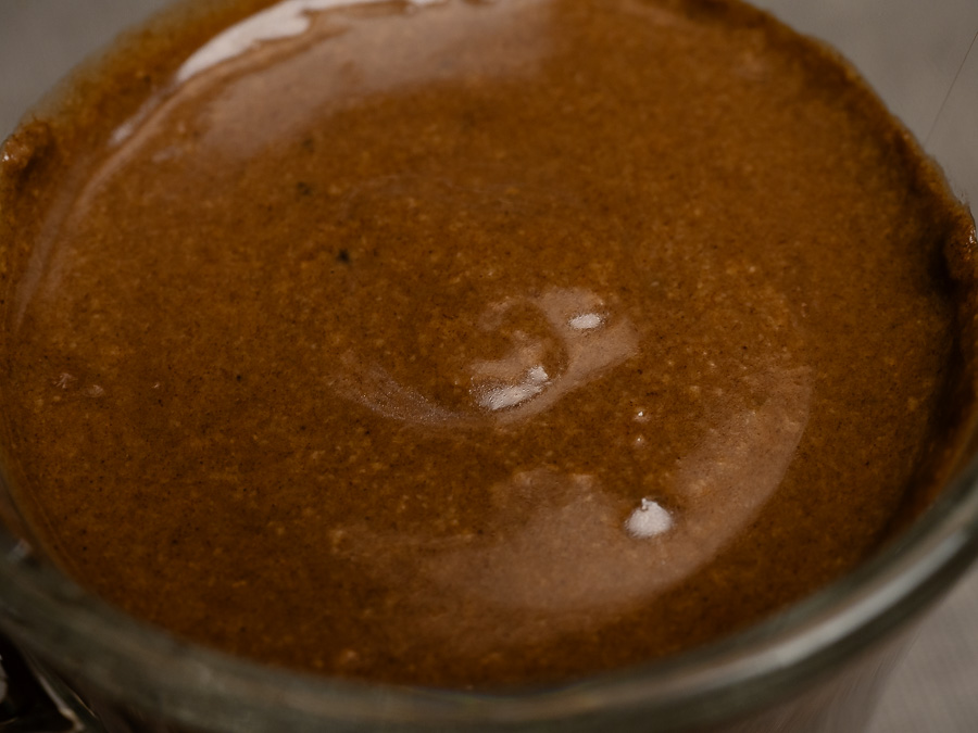 Krémes vegán forrócsoki karobbal és házi kesutejjel üveg bögrében