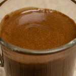 Vegán forrócsoki üveg bögrében karobbal és kesutejjel készítve