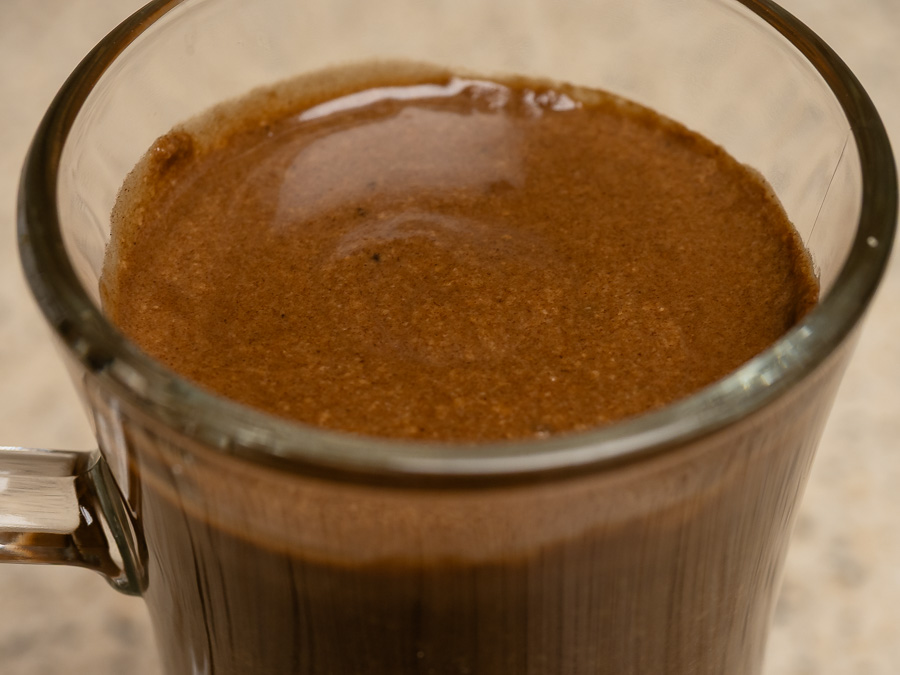 Vegán forrócsoki üveg bögrében karobbal és kesutejjel készítve