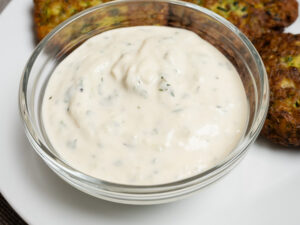 Vegán tzatziki kesudióból készítve, krémes állagú tejmentes mártogatós mentával