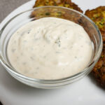 Vegán tzatziki kesudióból friss mentával tálalva görög kolokithokeftedes mellé