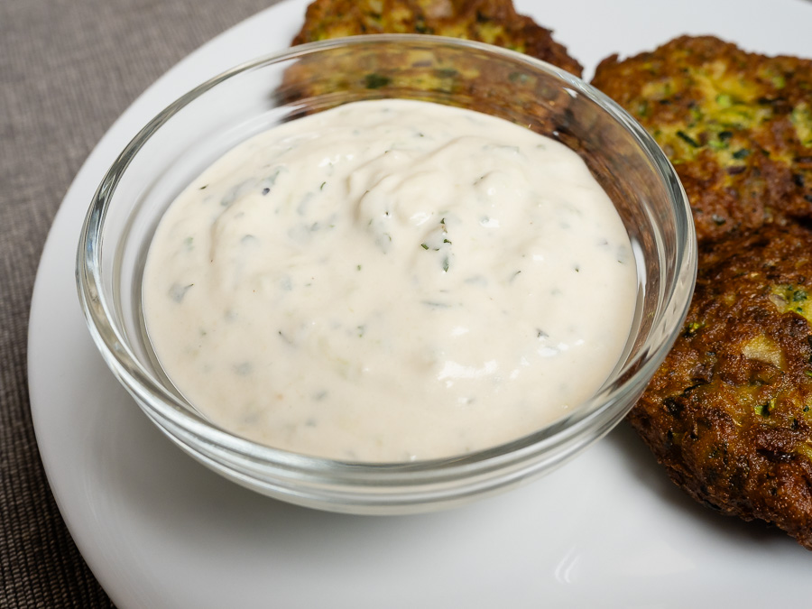 Vegán tzatziki kesudióból friss mentával tálalva görög kolokithokeftedes mellé