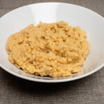 Vegán túró kölesből citrommal tálban