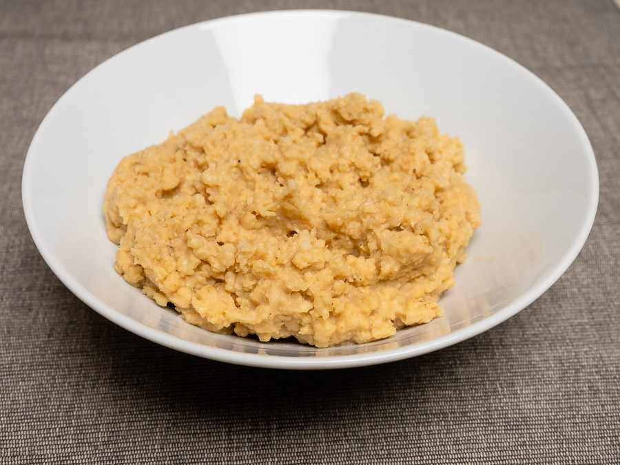 Vegán túró kölesből citrommal tálban