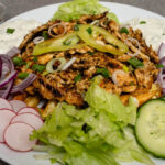 Hoocut stílusú görög grill tál frissen sült pulykahússal salátával uborkával lilahagymával retekkel és tzatzikivel