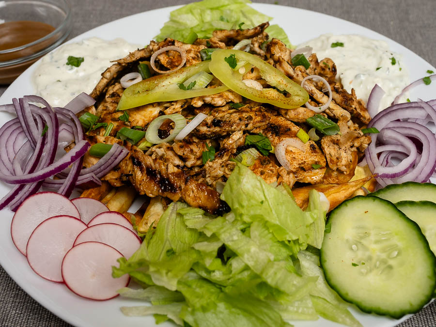 Hoocut stílusú görög grill tál frissen sült pulykahússal salátával uborkával lilahagymával retekkel és tzatzikivel