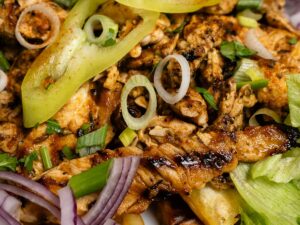 Hoocut stílusú grill pulykahús athéni fűszerekkel friss salátával és hagymával