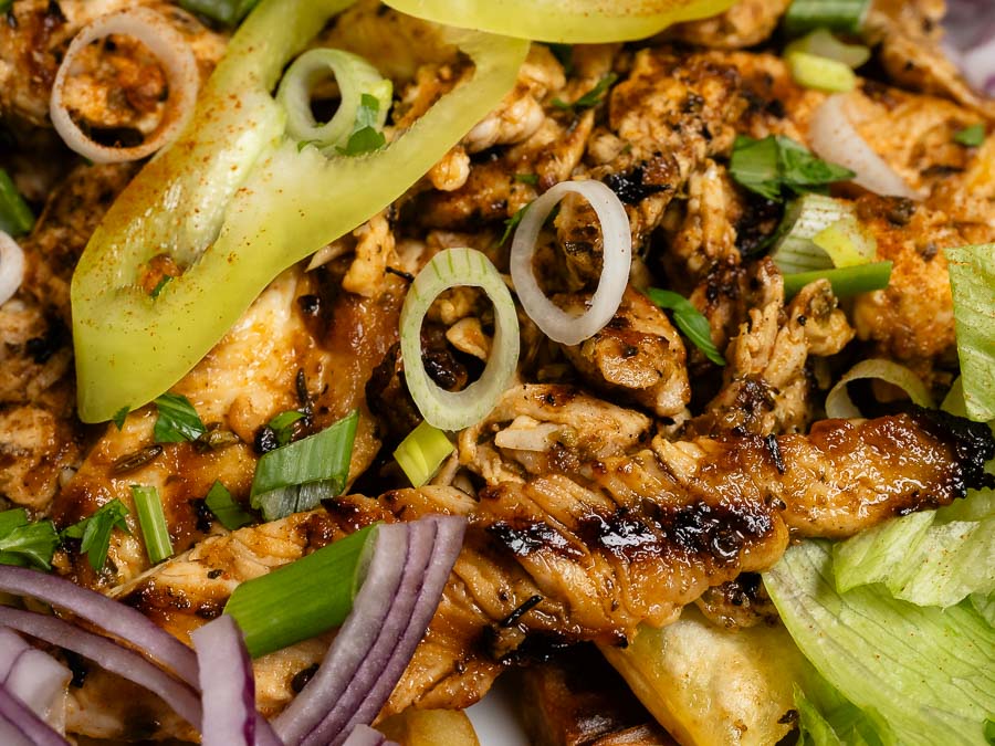 Hoocut stílusú grill pulykahús athéni fűszerekkel friss salátával és hagymával