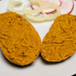 Mediterrán melegszendvicskrém házi gluténmentes kenyéren sütés előtt