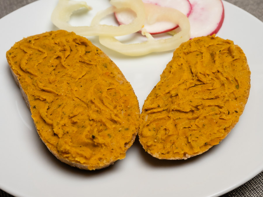 Mediterrán melegszendvicskrém házi gluténmentes kenyéren sütés előtt