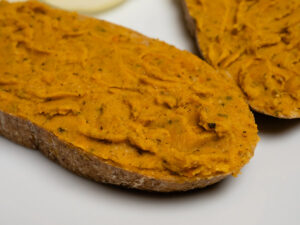 Közelről fotózott mediterrán melegszendvicskrém házi gluténmentes kenyéren sütés előtt