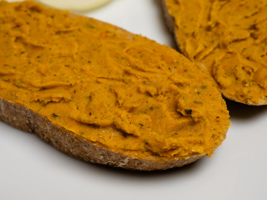 Közelről fotózott mediterrán melegszendvicskrém házi gluténmentes kenyéren sütés előtt